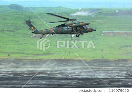 自衛隊直升機擊退空投訓練（UH-60JA富士綜合火力演習靜岡縣） 110079030