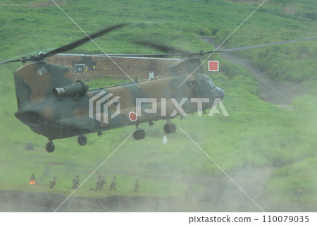 Self-Defense Forces transport helicopter Chinu (CH-47 Fuji General Firepower Exercise Shizuoka Prefecture) 110079035