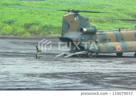 Self-Defense Forces transport helicopter Chinu (CH-47 Fuji General Firepower Exercise Shizuoka Prefecture) 110079037