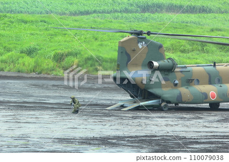 Self-Defense Forces transport helicopter Chinu (CH-47 Fuji General Firepower Exercise Shizuoka Prefecture) 110079038