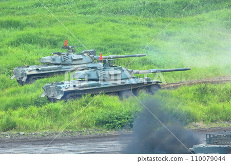 自衛隊實彈演習（74式坦克，富士火力演習，靜岡縣） 110079044