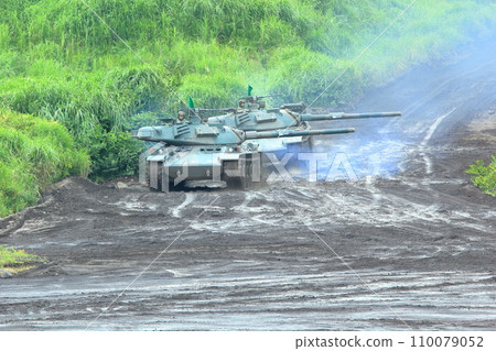 自衛隊實彈演習(74式坦克,富士火力演習,靜岡縣) 自衛隊實彈演習(74式坦克,富士火力演習,靜岡縣) 110079052