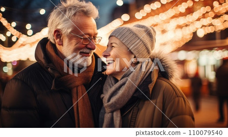 Mature couple in a good mood at the Christmas market in winter 110079540