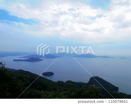 Islands of the Seto Inland Sea seen from Mukojima/Takamiyama Observation Deck (Onomichi City, Hiroshima Prefecture) 110079681