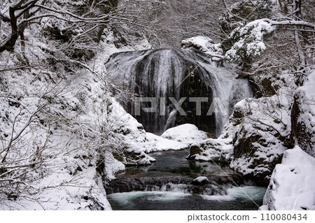 積雪中流淌的石山大瀧瀑布 110080434