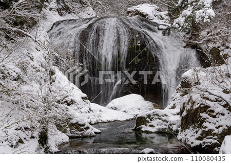 Sekizan Otaki waterfall flowing through the snow Sekizan Otaki waterfall flowing through the snow 110080435