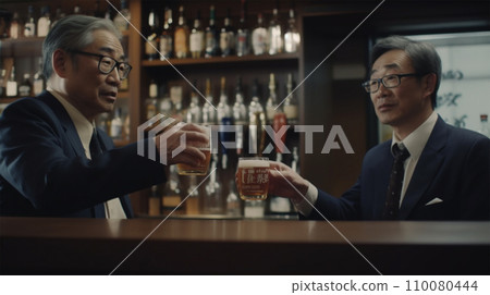 一個人在酒吧敬酒 110080444
