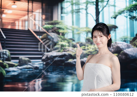 享受溫泉的年輕女子 110080612