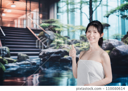 享受溫泉的年輕女子 享受溫泉的年輕女子 110080614