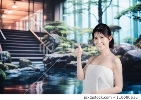享受溫泉的年輕女子 110080616