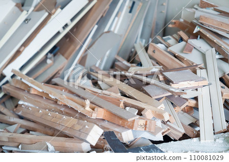 A woman working in a high-end restaurant A woman working in a high-end restaurant 110081029