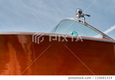 the wooden side of the luxury motor boat in port of Hercules in Monaco, sunny glare of the sun, elegance boat, glossy surfaces shine in sunny weather 110081314