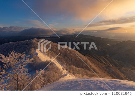 A silver world bathed in sunlight, Shiga Prefecture, Mt. Ibuki in winter, Japan's 100 Famous Mountains A silver world bathed in sunlight, Shiga Prefecture, Mt. Ibuki in winter, Japan's 100 Famous Mountains 110081945