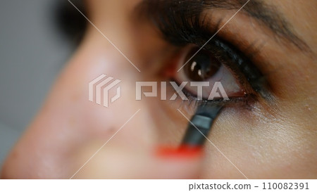 Preparing professional make-Up for the eyes 110082391
