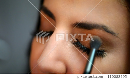 Preparing professional make-Up for the eyes Preparing professional make-Up for the eyes 110082395