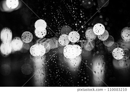 玻璃窗上的雨滴和散景,單色 玻璃窗上的雨滴和散景,單色 110083210