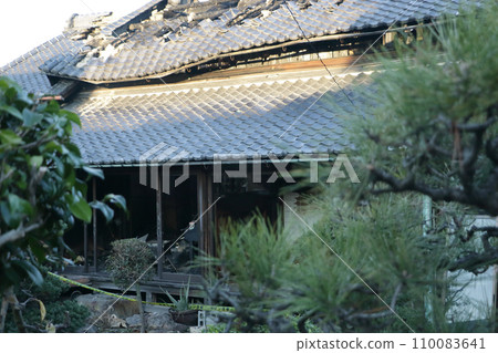一座古老民宅的火遺骸 一座古老民宅的火遺骸 110083641