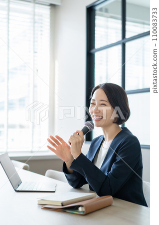 拿著麥克風做示範的女人 110083733