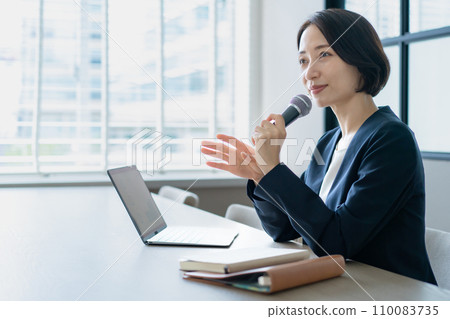 拿著麥克風做示範的女人 拿著麥克風做示範的女人 110083735