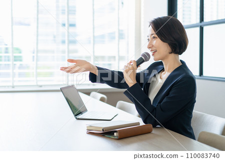 拿著麥克風做示範的女人 拿著麥克風做示範的女人 110083740