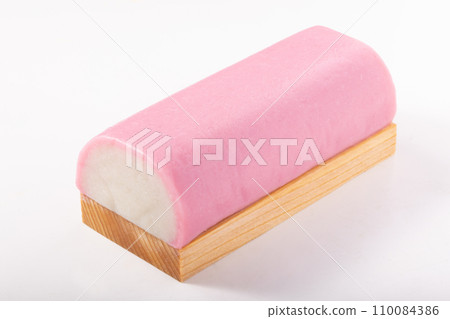 Kamaboko with sea bream 110084386