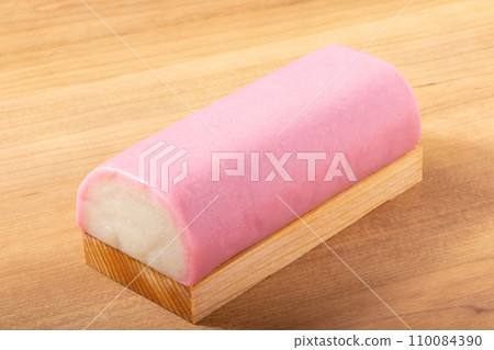 Kamaboko with sea bream 110084390