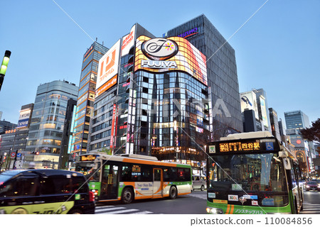 Evening at Sukiyabashi intersection, crowded with route buses and taxis Evening at Sukiyabashi intersection, crowded with route buses and taxis 110084856