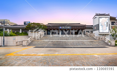 The National Palace Museum of Korea is located in the same area as the Gyeongbokgung Palace, which you can easily reach by taking the subway to Gyeongbokgung Station. The National Palace Museum of Korea is located in the same area as the Gyeongbokgung Palace, which you can easily reach by taking the subway to Gyeongbokgung Station. 110085591