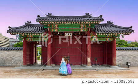 The traditional Korean gate serves as the entrance to Gyeongbokgung Palace, located adjacent to the National Palace Museum of Korea. 110085592