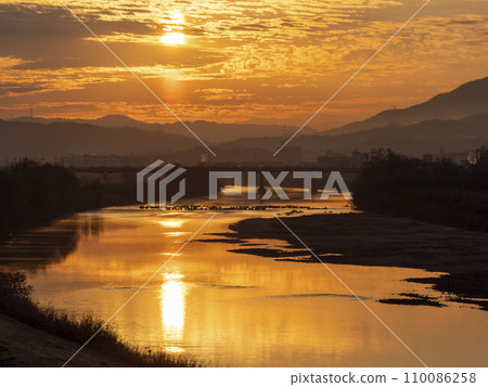 發光的橙色日出的風景 110086258