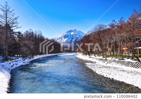 從上高地河童橋眺望燒岳和梓川 110086482