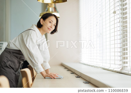 Cafe female 110086839