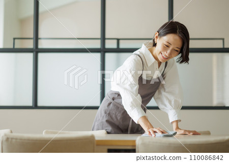 Cafe female Cafe female 110086842