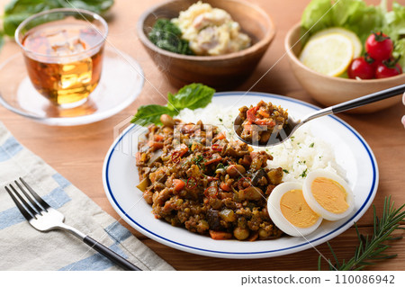 Dry curry with plenty of eggplant and tomatoes 110086942