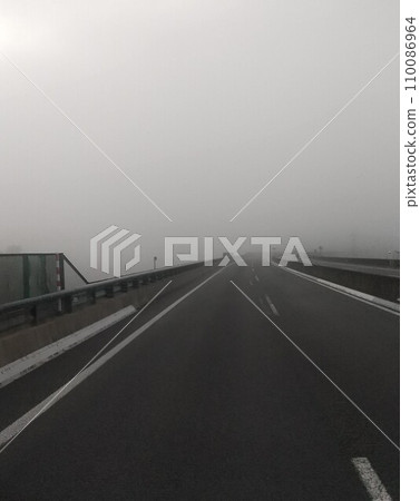 道路被霧覆蓋 道路被霧覆蓋 110086964