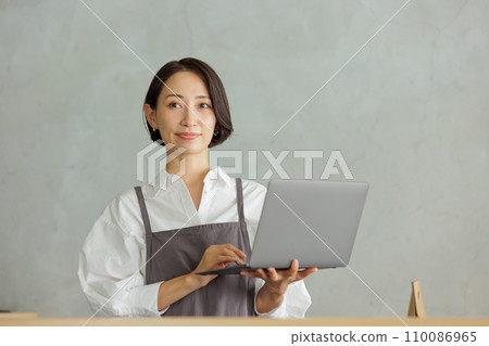 咖啡館女性 咖啡館女性 110086965
