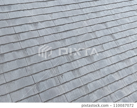 損壞的木瓦屋頂 110087072