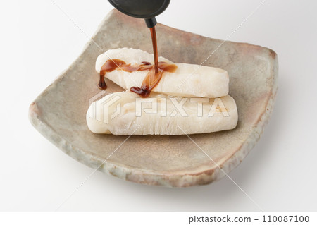 Bean mochi: Sprinkle soy sauce on baked mochi 110087100