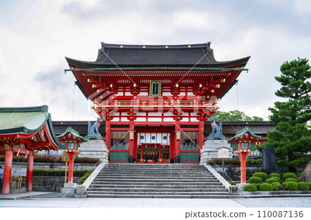 Fushimi Inari Taisha Shrine tower gate in summer, Kyoto City, Kyoto Prefecture Fushimi Inari Taisha Shrine tower gate in summer, Kyoto City, Kyoto Prefecture 110087136