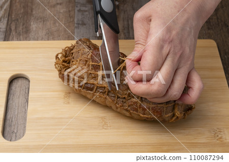 用剪刀剪斷叉燒串 110087294