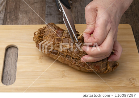 Cut the char siu string with scissors Cut the char siu string with scissors 110087297