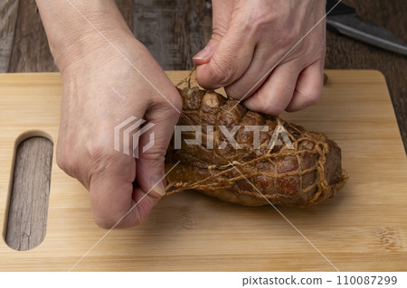 Cut the char siu string with scissors 110087299