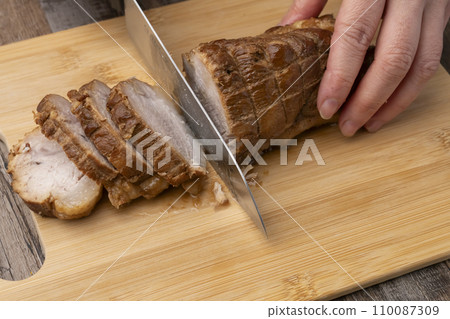 Cut the pork cutlet Cut the pork cutlet 110087309