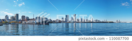 冰川丸和橫濱港的建築物(冬季,12 月) 冰川丸和橫濱港的建築物(冬季,12 月) 110087700