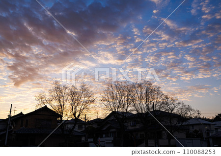 The end of 2023, sunrise over a residential area at a block park in Nara City The end of 2023, sunrise over a residential area at a block park in Nara City 110088253