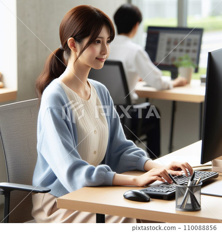 體現工作樂趣的閃亮女商人 110088856