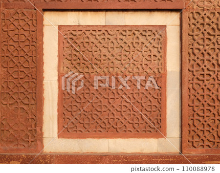 Stone pattern on a temple wall in Red Fort, Agra, UNESCO World heritage site, India 110088978