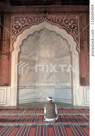 People praying at the Jama Masjid Mosque in Delhi, India 110089404