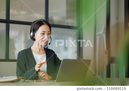business middle woman 110089519