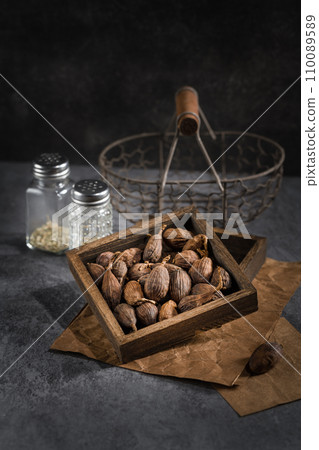 Spices in wooden box:Tsaoko Amomum Fruit Spices in wooden box:Tsaoko Amomum Fruit 110089589